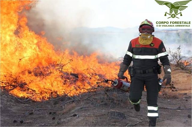 Incendi, paura a San Vero Milis: fiamme accanto alle case, elicotteri in azione