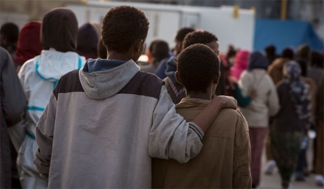 Capoterra, scontro sui migranti: “Sono 200, chiedono l’elemosina ovunque”