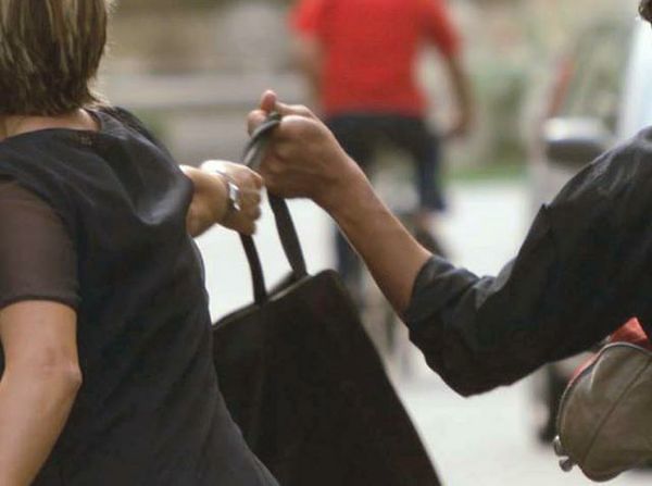 Tenta di scippare una turista in via Roma, ma lei reagisce e lo mette in fuga