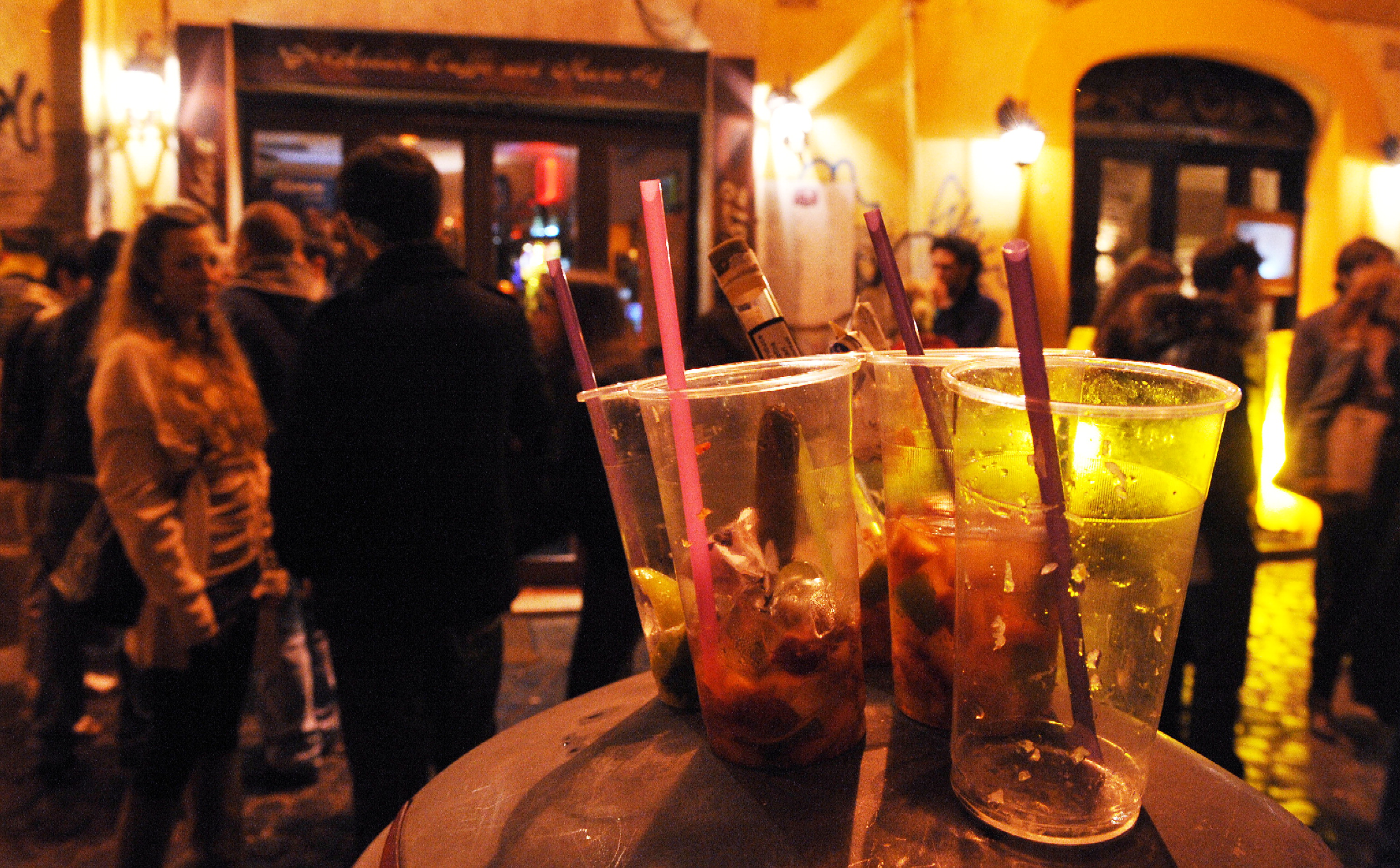 Movida e sanzioni, blitz nella lussuosa via Sulis: stop ai tavolini