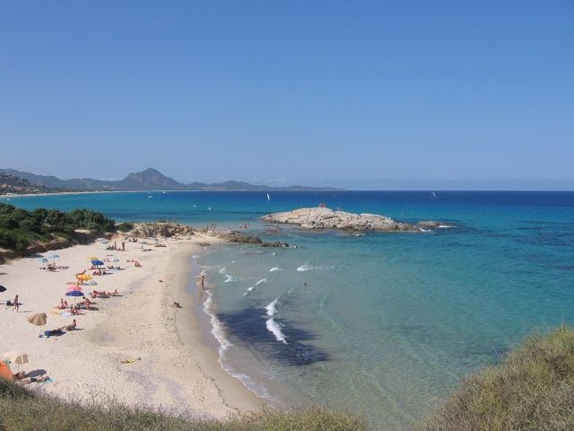 Spiagge sarde a numero chiuso? Si comincerà con lo scoglio di Peppino