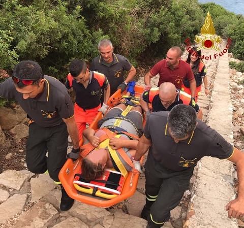 Cade sugli scogli e si frattura una caviglia: turista soccorsa a Pedra Longa
