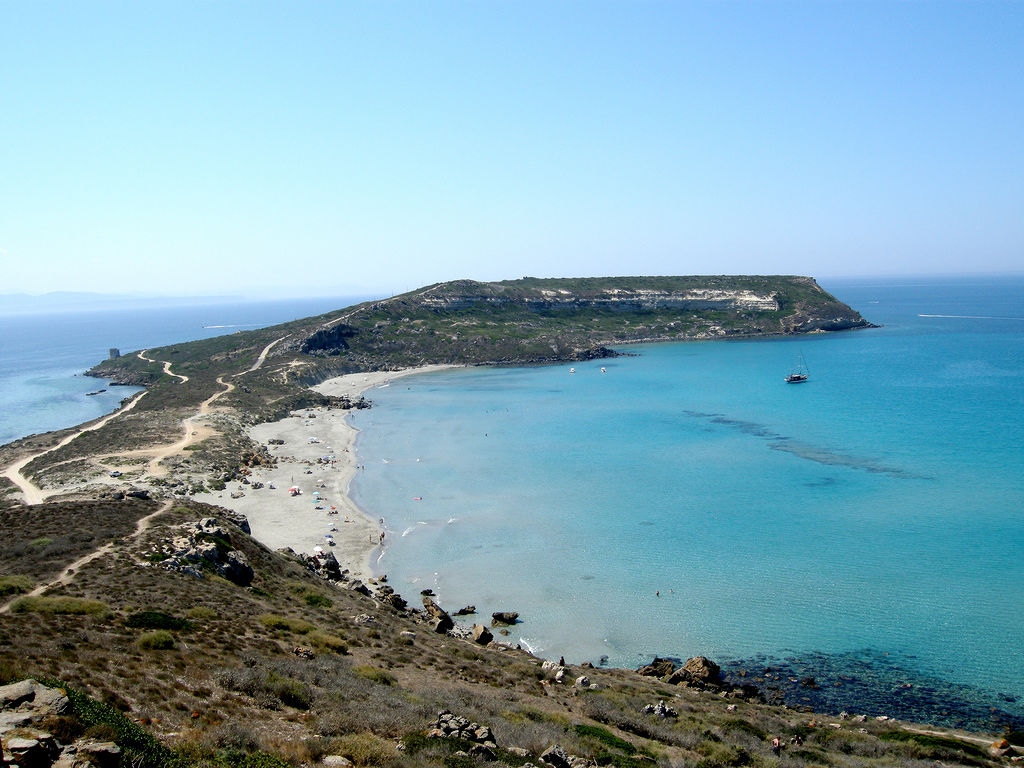 Sardegna, stroncato da un infarto: turista muore mentre fa il bagno al mare