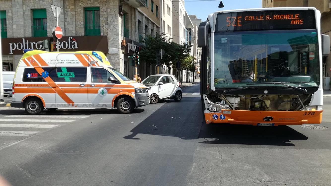 Viale Bonaria, autobus contro Smart: un ferito