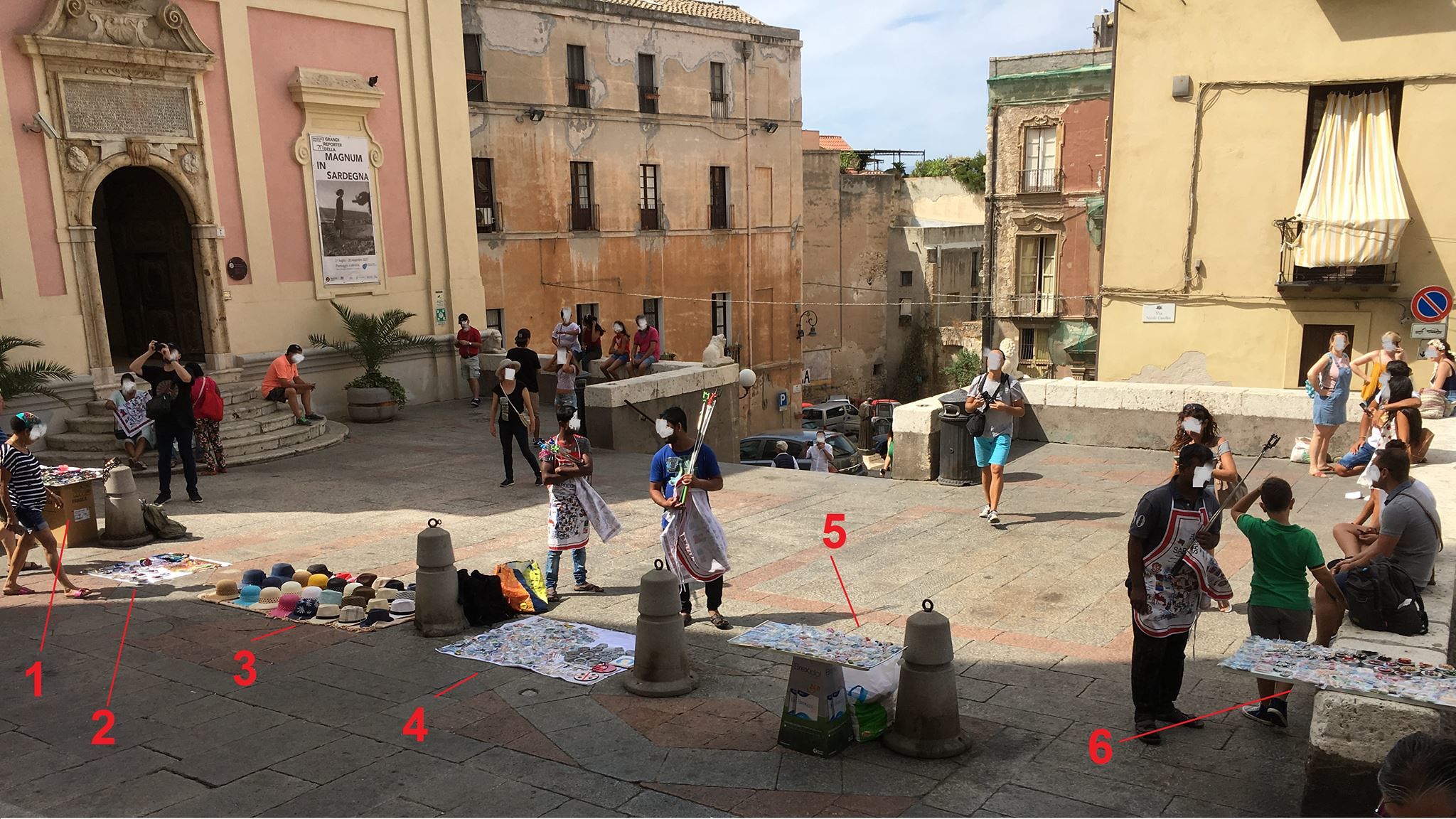 Cagliari, l’assalto dei venditori abusivi non risparmia la Cattedrale