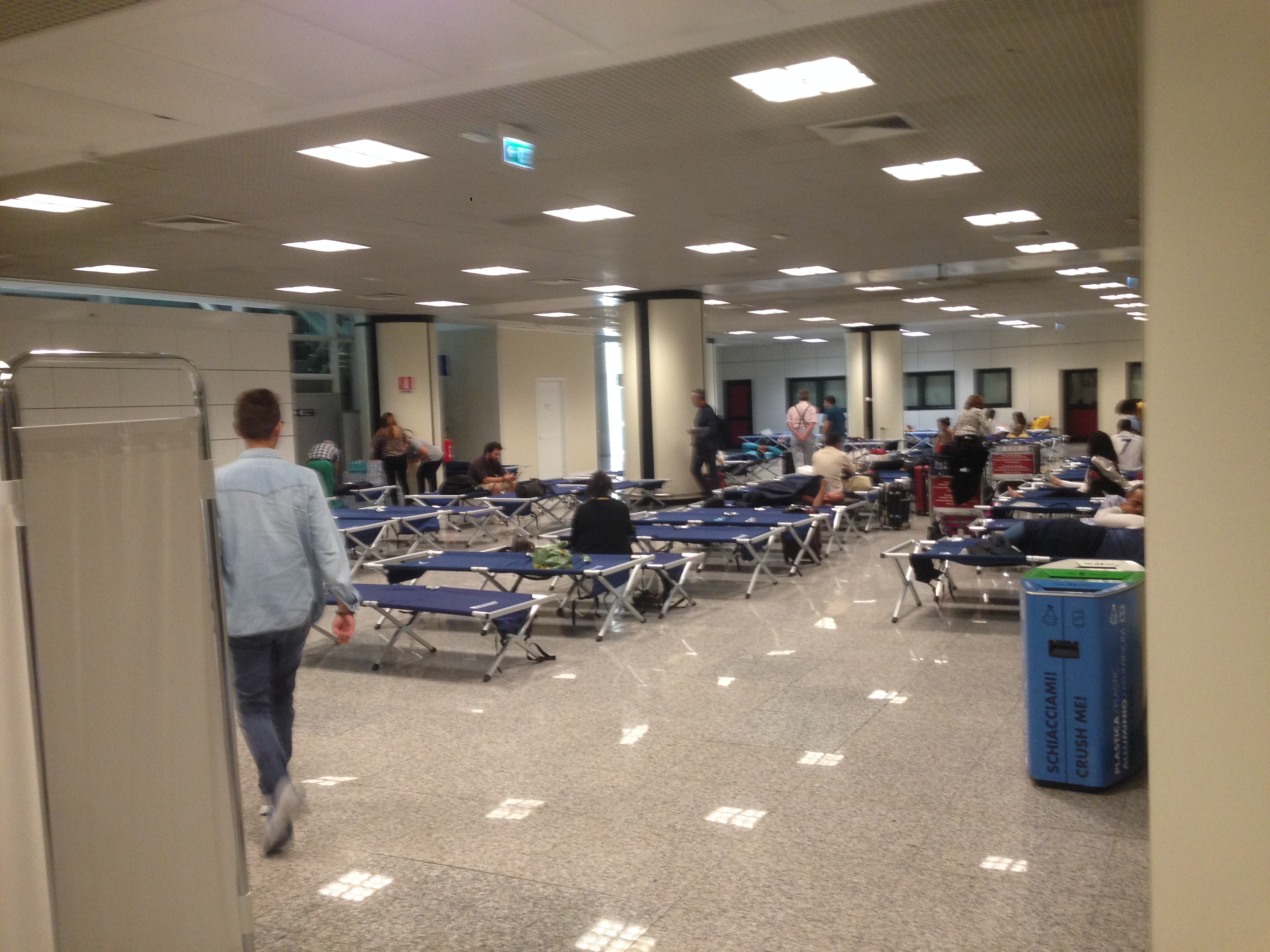 Nottata da incubo all’aeroporto per un gruppo di Cagliaritani:”Neanche un caffè”