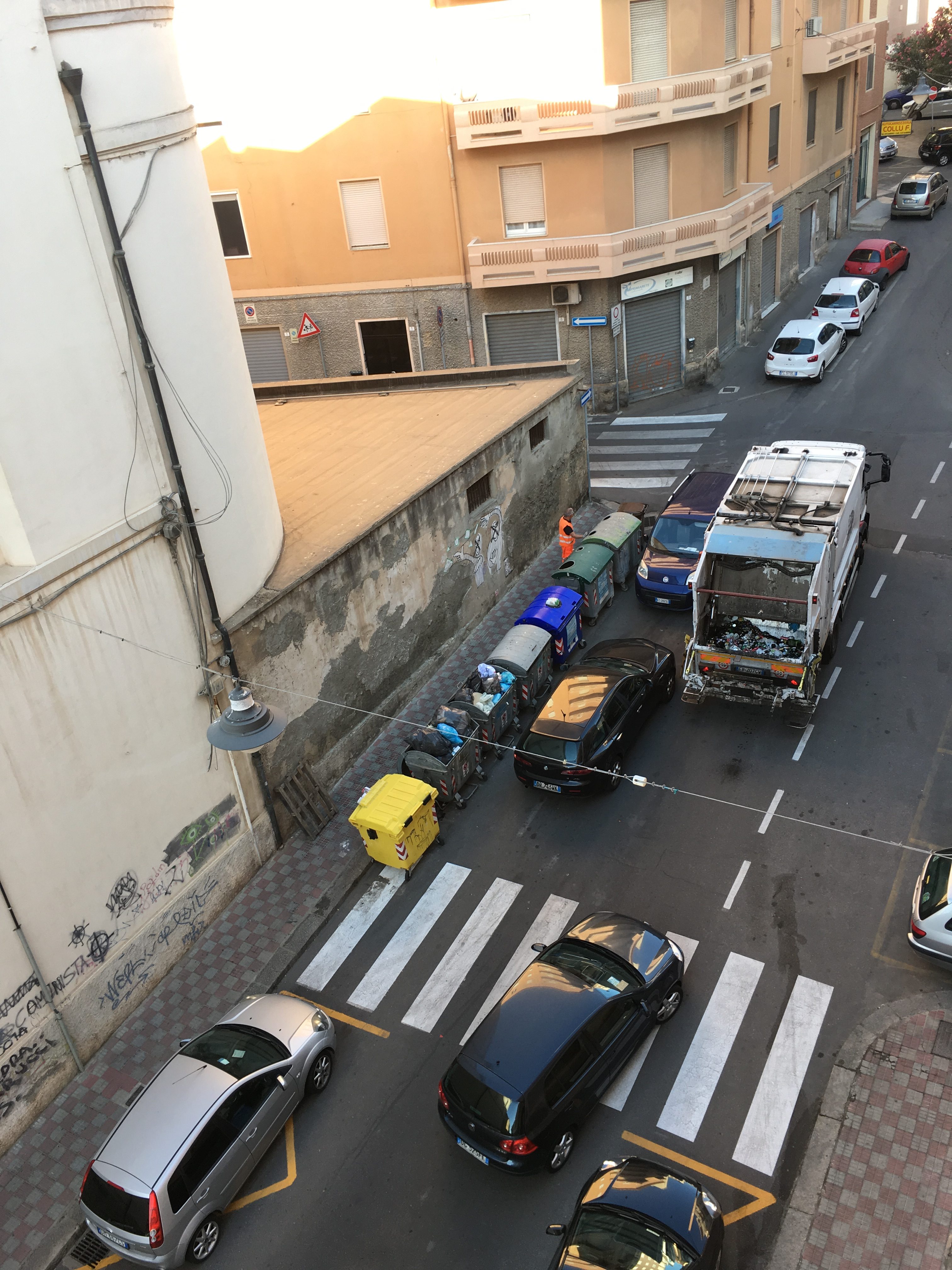 Parcheggi e rifiuti, caos a Villanova: i residenti scrivono al Sindaco Zedda