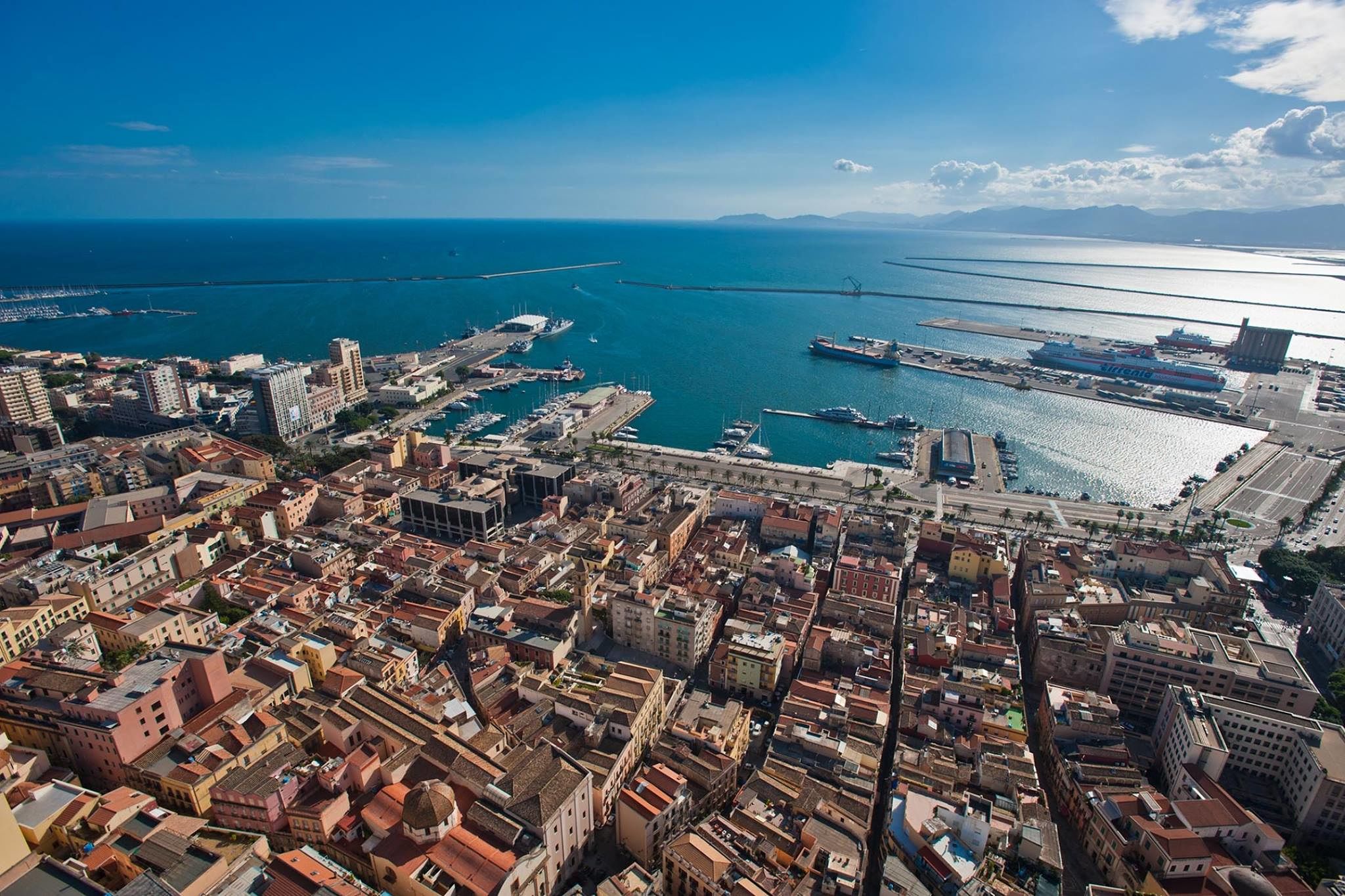 Silos del porto, futuro già scritto? “Lì il primo albergo sul mare a Cagliari”