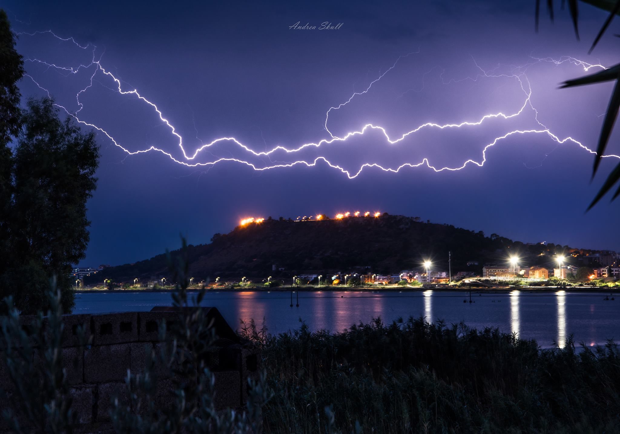 Cagliari, lo spettacolo della tempesta di fulmini su Monte Urpinu