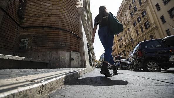 Orrore a Roma: turista violentata e legata nuda ad un palo