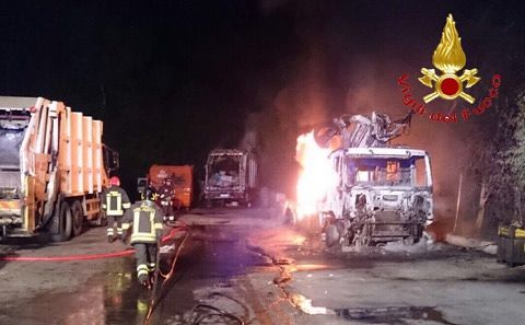 Dorgali, attentato incendiario nell’isola ecologica: in fiamme sette mezzi