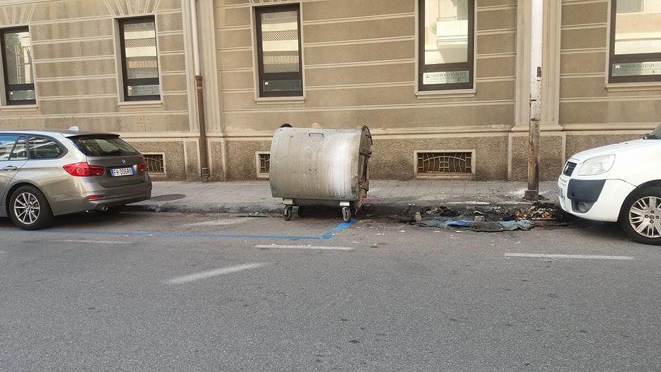Via Logudoro, fuoco ai cassonetti e auto danneggiate nella notte