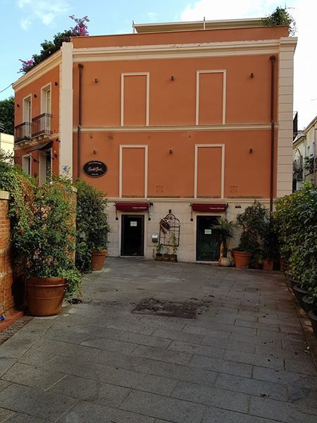 Villanova, il Cafe Bistro chiude per la guerra dei tavolini: “Basta, via di qui”