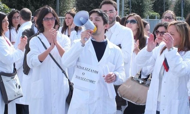 Cagliari, l’ultima beffa: “Scuola di specializzazione medica spostata a Sassari”