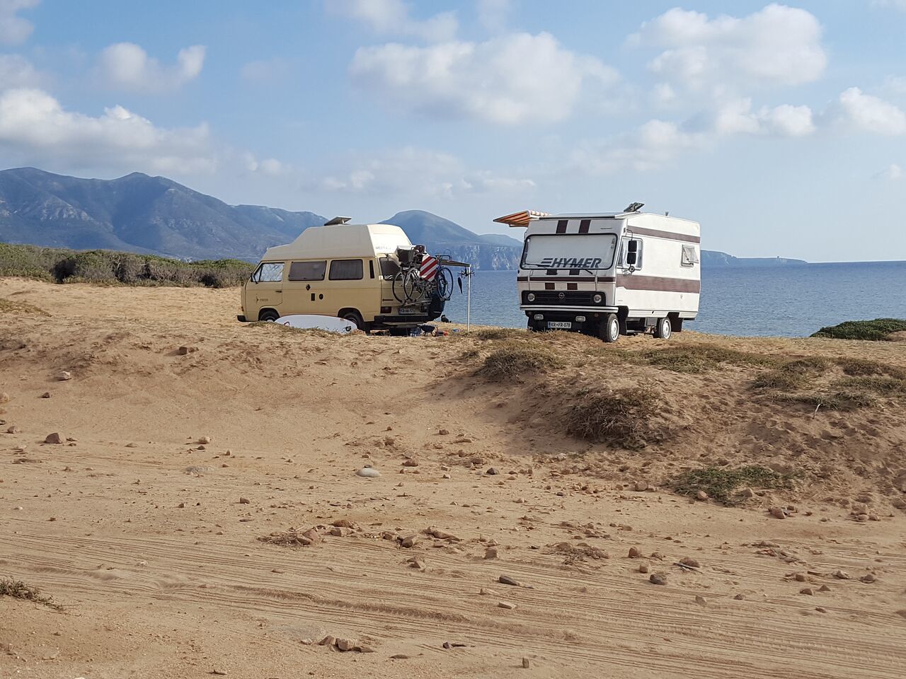 Arbus, l’assalto dei camper super cafoni nella spiaggia vietata di Capo Pecora