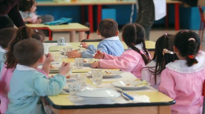 Bimbi “difficili” nelle mense: ghiotti di pasta e patate, le verdure restano nel piatto
