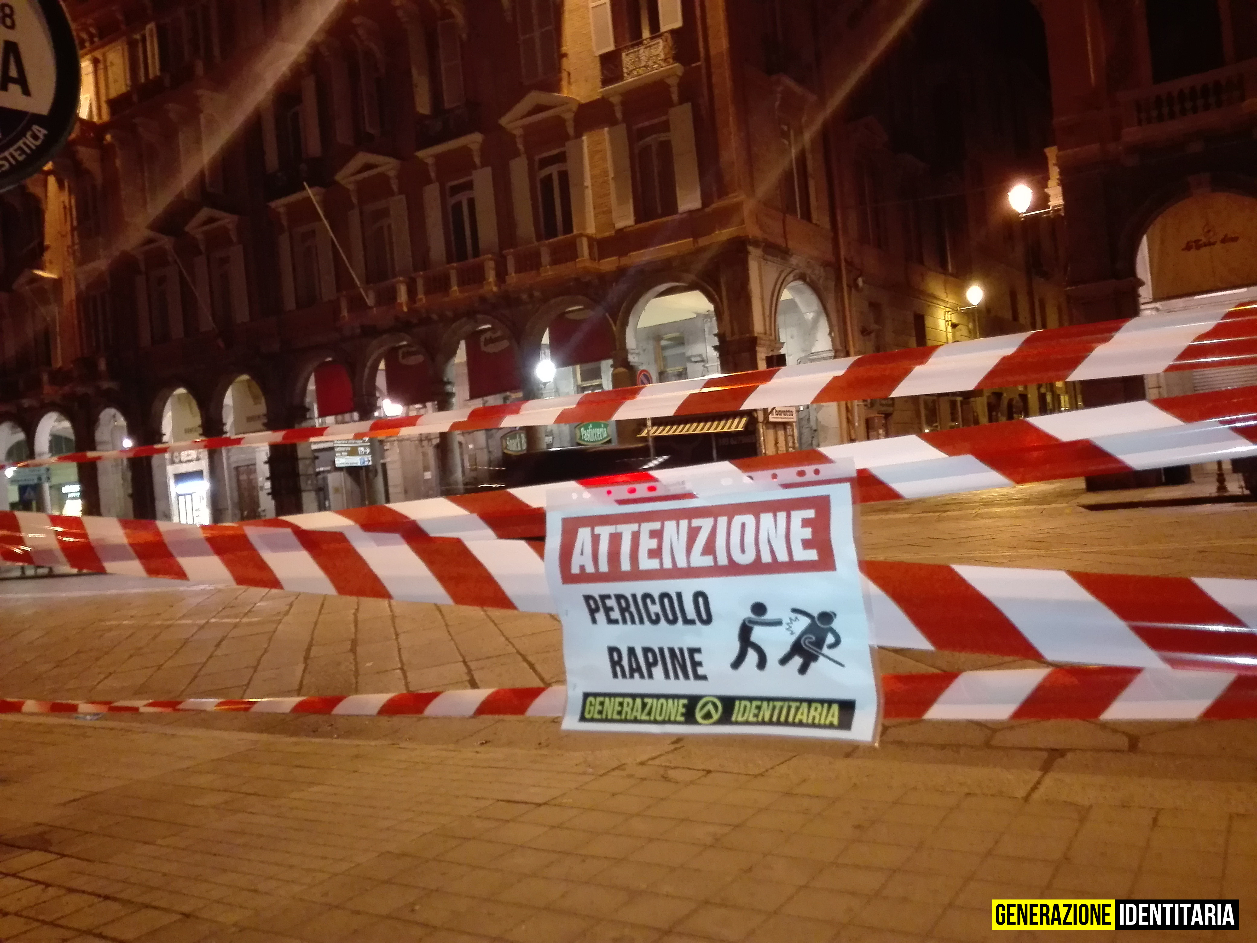 “Attenzione, pericolo rapine”: blitz di Generazione Identitaria in via Roma