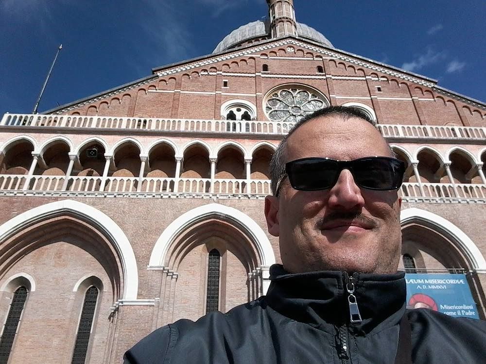 “Non ho voglia di odiare: per questo regalo panini e paste agli algerini a Cagliari”
