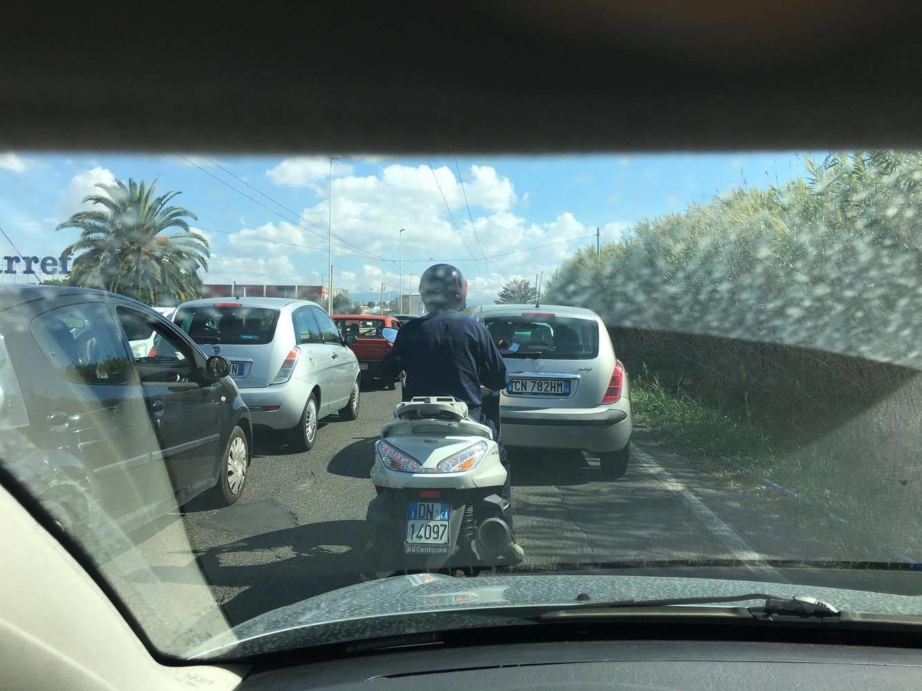 Quartu, semaforo pedonale impazzito in viale Marconi: è caos traffico