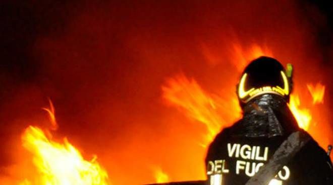 Quartu, in fiamme nella notte il fuoristrada di un avvocato