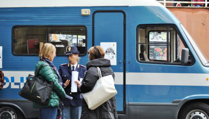 “Questo non è amore” il camper della Polizia contro la violenza di genere