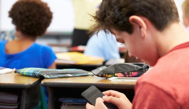 Monserrato, rimproverato perché usa il cellulare in classe:14enne dà un pugno alla Prof