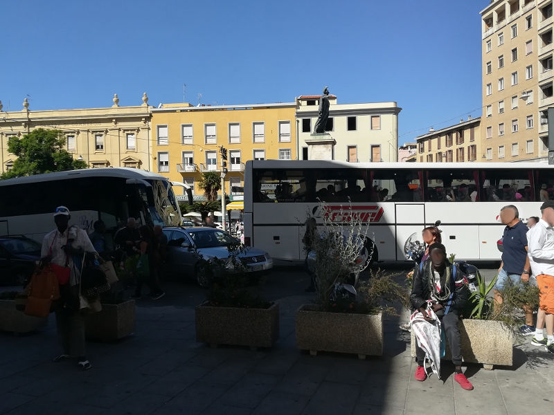 Turisti in giro per la città, venditori abusivi in azione in via Manno