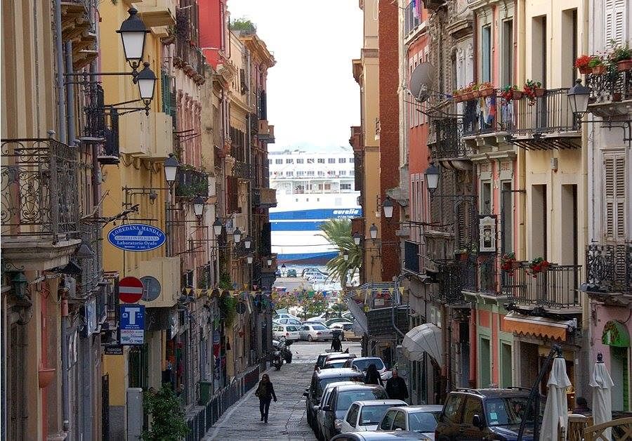 Cagliari, fiaccolata per la sicurezza: “Ammesse solo le bandiere tricolori”