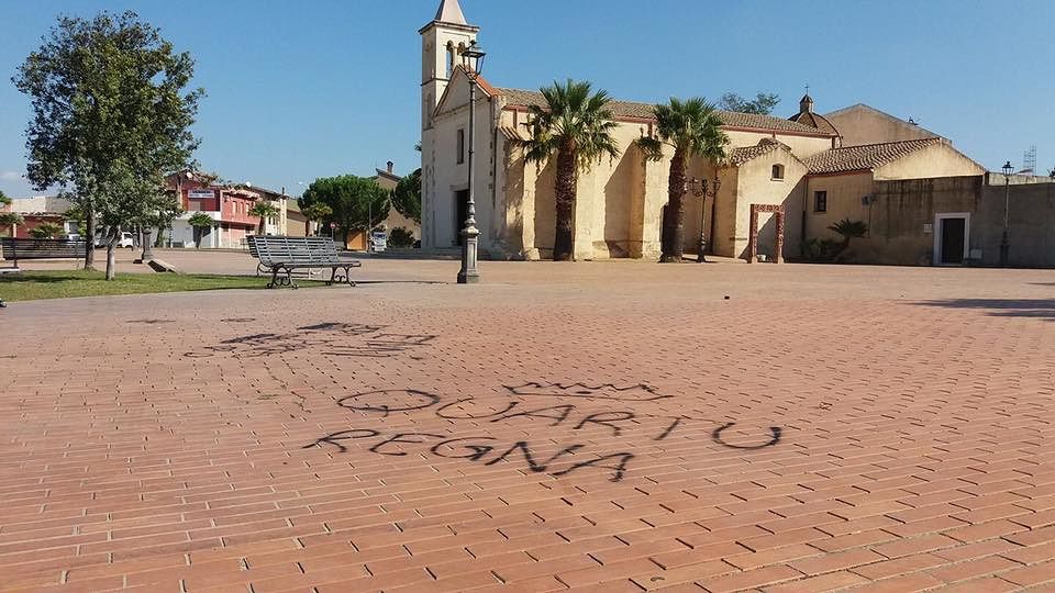 “Quartu regna”, così gli incivili imbrattano la piazza di Santa Greca