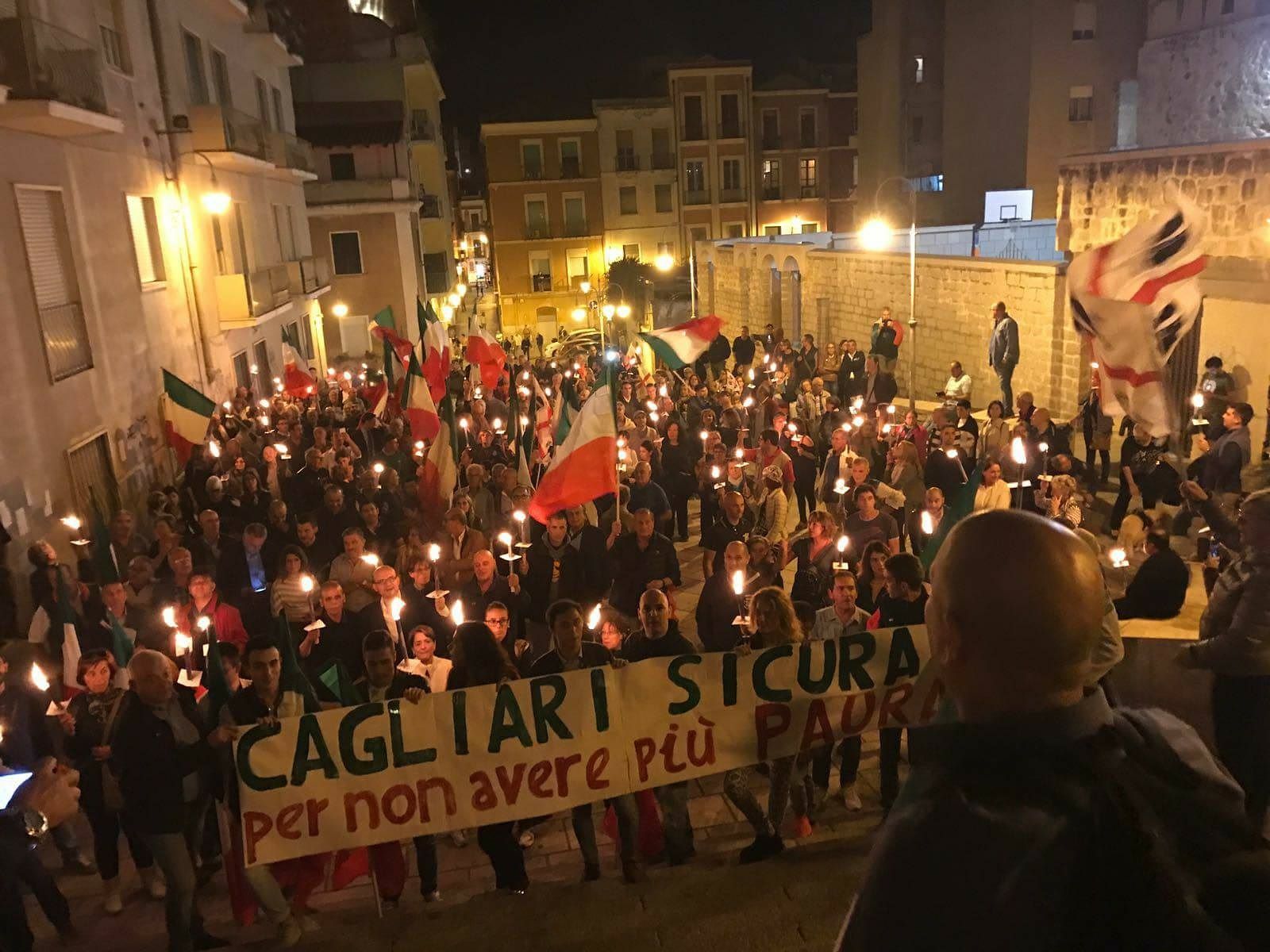 Marina, via alla “fiaccolata per la sicurezza”. In piazza un centinaio di persone