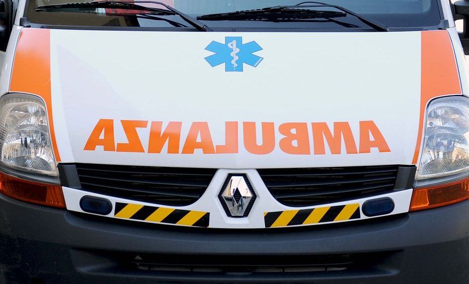 Volo di 4 metri, pescatore cade da un muro a Macchiareddu: è grave