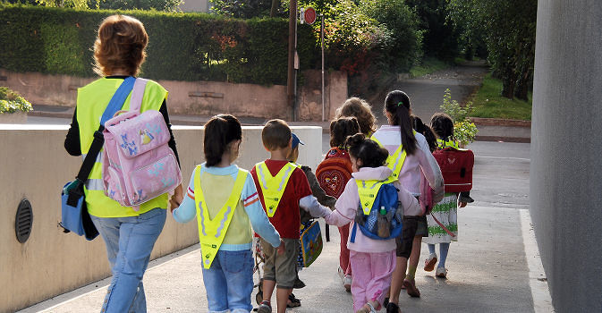 A Uta i bambini vanno a scuola a piedi: parte domani il servizio Pedibus