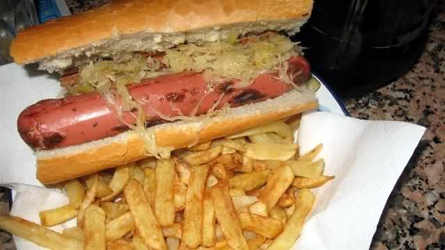 “Altro che sushi, da noi caddozzoni buon cibo e pulizia”. Cagliari, il panino col wurstel non conosce crisi