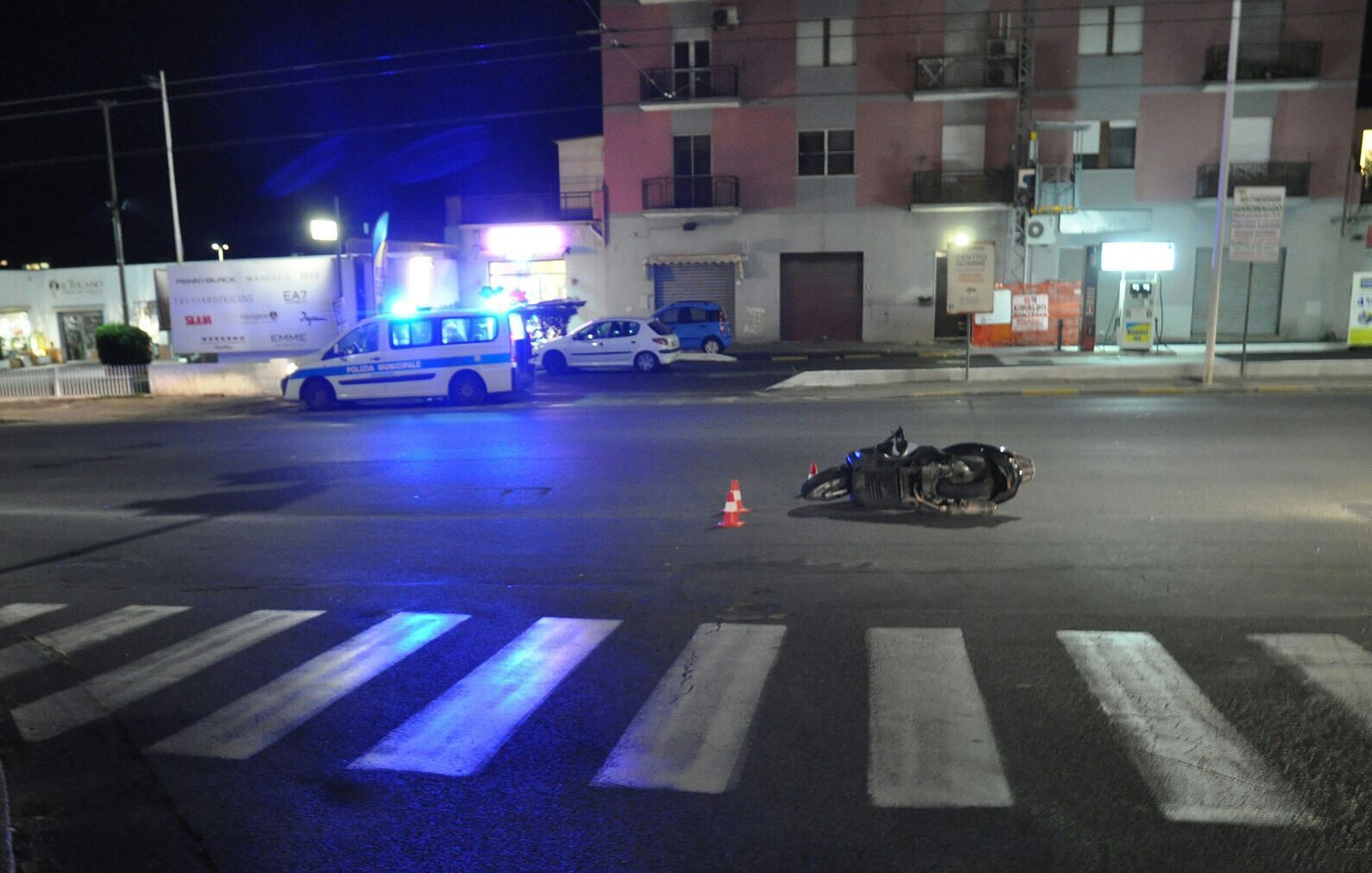 Viale Marconi, centauro perde il controllo della moto e scivola sull’asfalto
