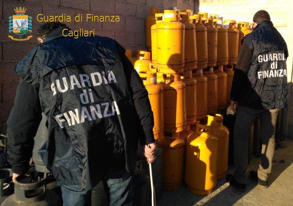 Cagliari, le Fiamme Gialle sequestrano 155 chili di bombole GPL