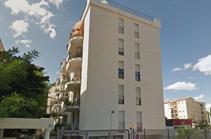 Viale Corsica, due palazzine al buio da un mese: “Nessuno interviene”