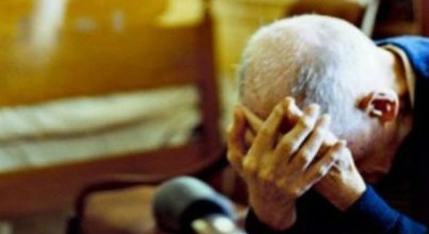 Aggredisce e minaccia il padre, poi lancia oggetti contro la polizia: quartese arrestata