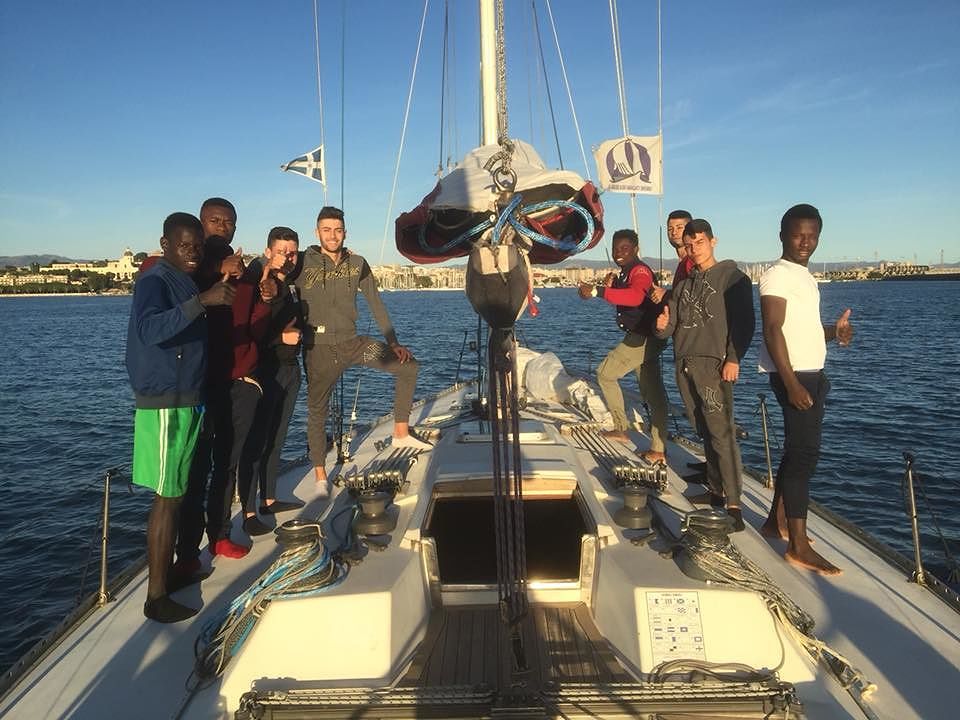La favola dei piccoli migranti e dei ragazzini sardi svantaggiati: ora sono skipper e sub