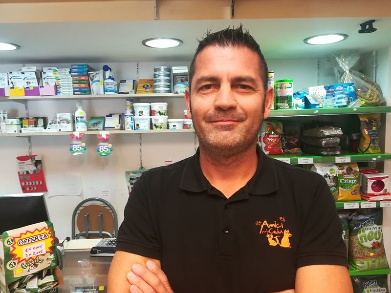 “Pista ciclabile inutile, affari in calo. Così i tossicodipendenti hanno rubato nel mio negozio”