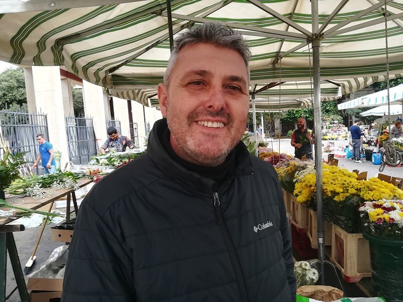 “Troppi pensionati con figli a carico, si risparmia anche sui fiori per i morti”