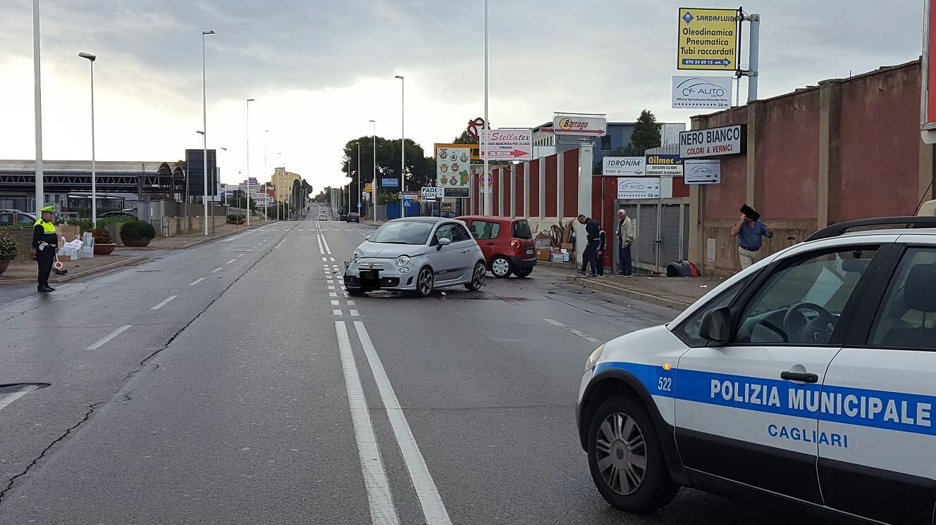 Scontro e testacoda tra due auto in viale Elmas, illesi i conducenti