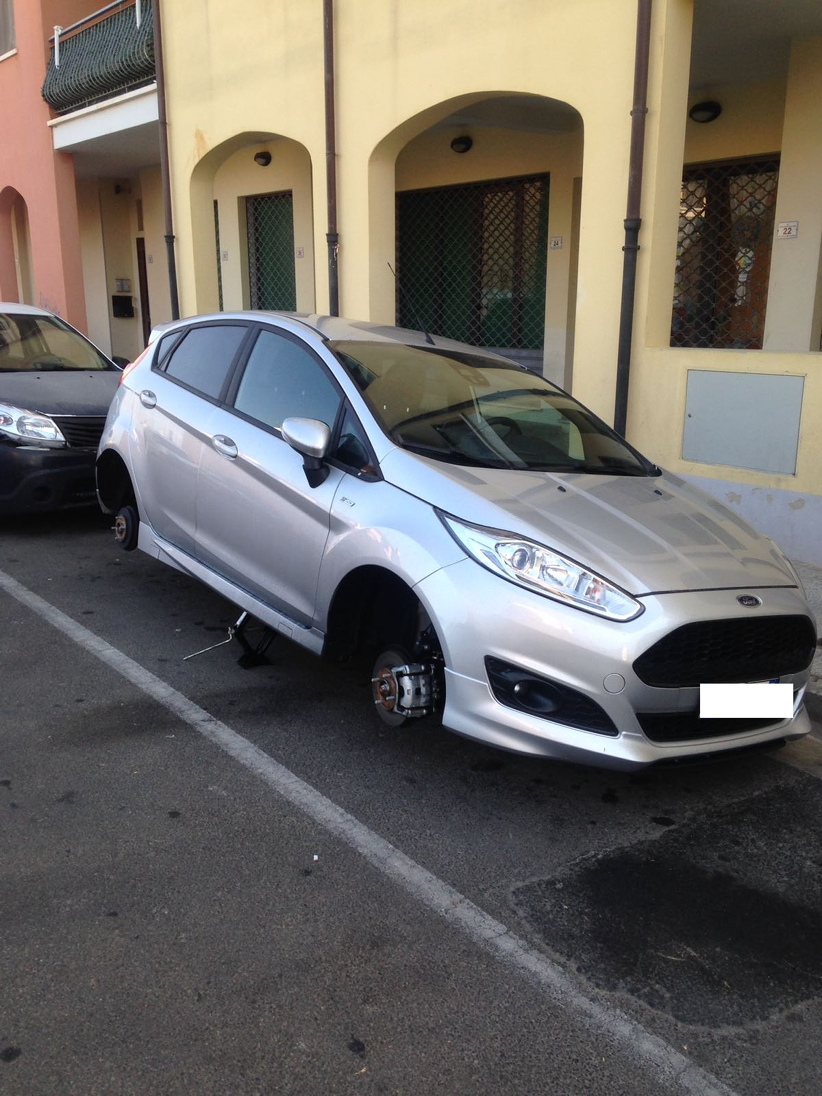 Ladri scatenati a Quartello, rubate tutte e quattro le ruote da un’auto in sosta