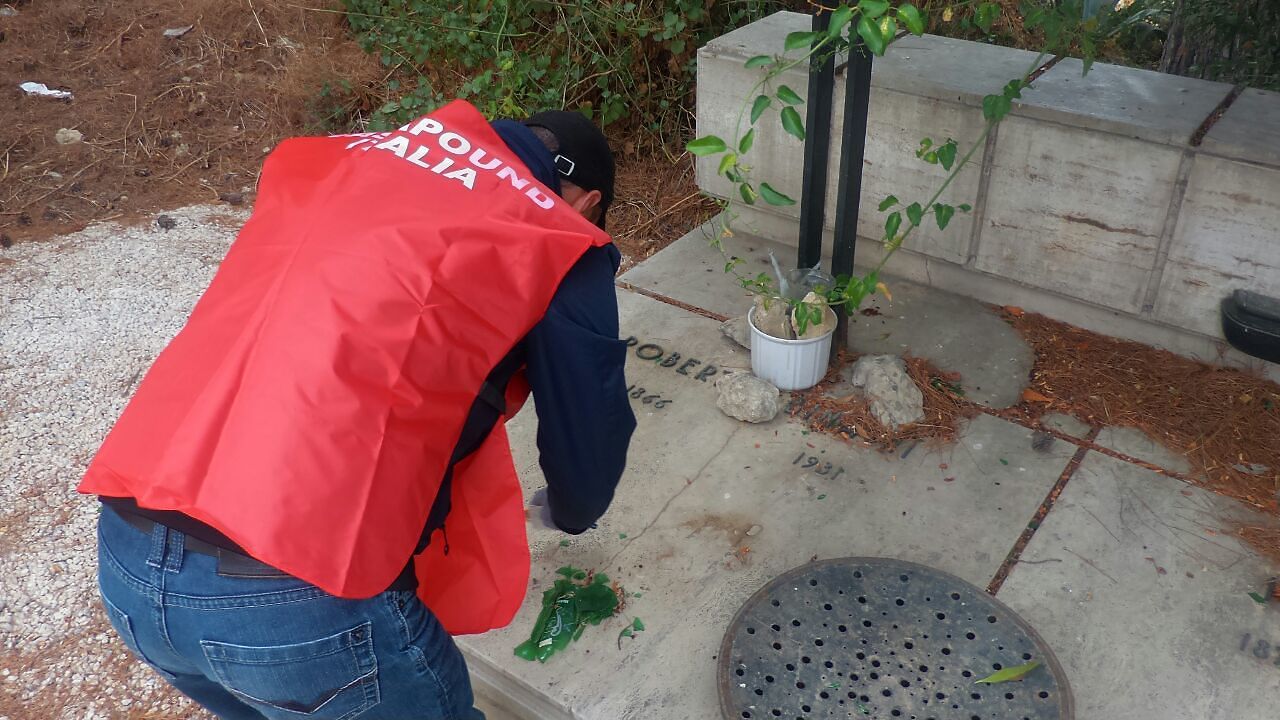 Il cimitero di Bonaria è sporco? Lo puliscono i volontari di…Casapound