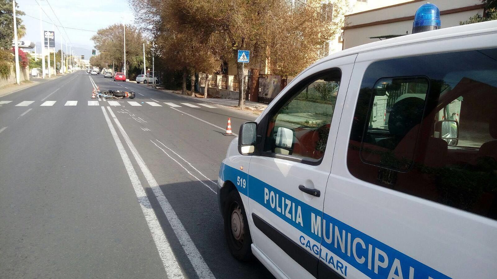 Viale Marconi, moto cade sull’asfalto e travolge una donna sulle strisce