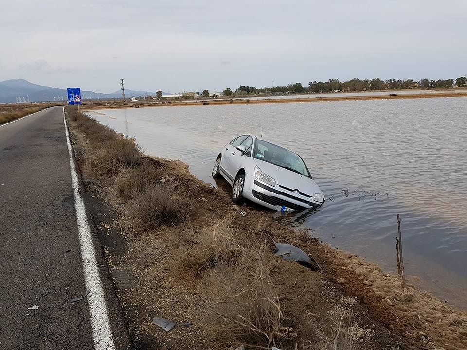 Incidente choc a Macchiareddu: 2 testacoda, auto “in volo” dentro le saline. “Vivi per miracolo”