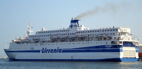 Nave Tirrenia urta un cargo: a terra 465 passeggeri diretti a Olbia