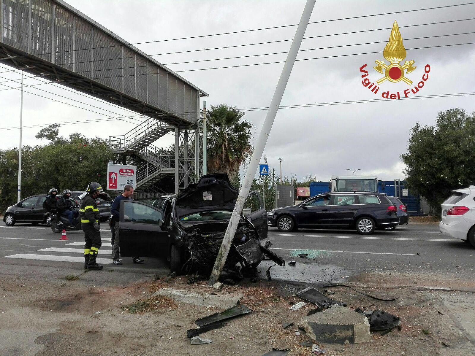 Viale Marconi, incidente choc: l’auto va contro il palo e si ribalta, ragazza in ospedale