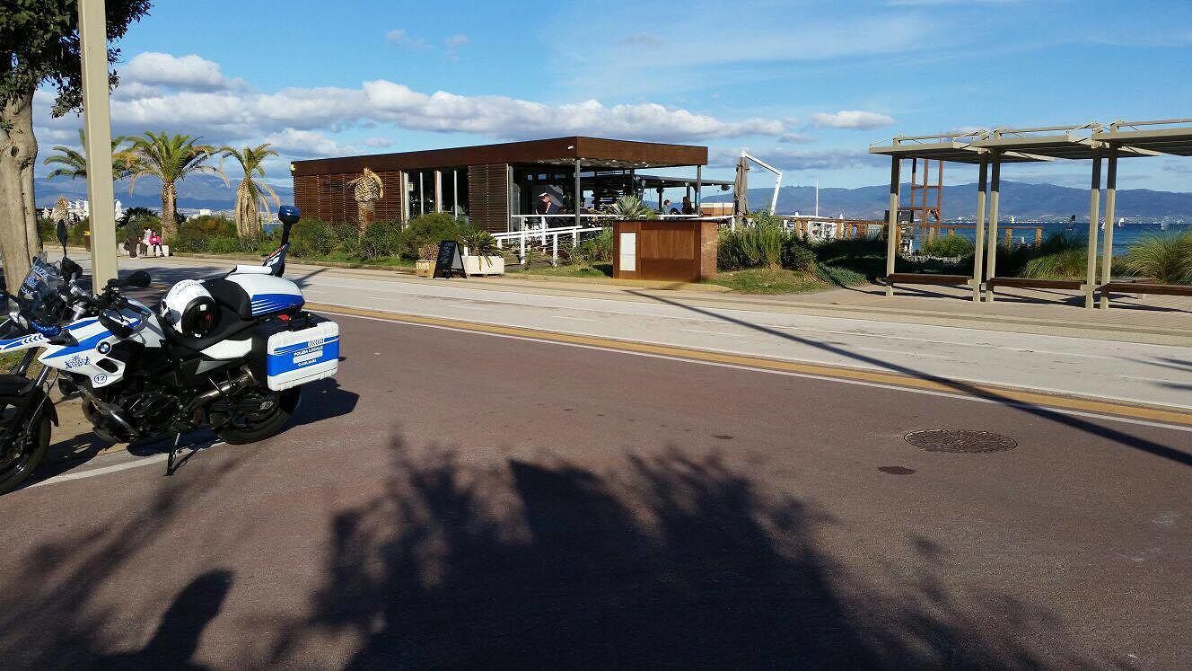 Poetto, cane sfugge alla padrona e fa cadere rovinosamente un ciclista