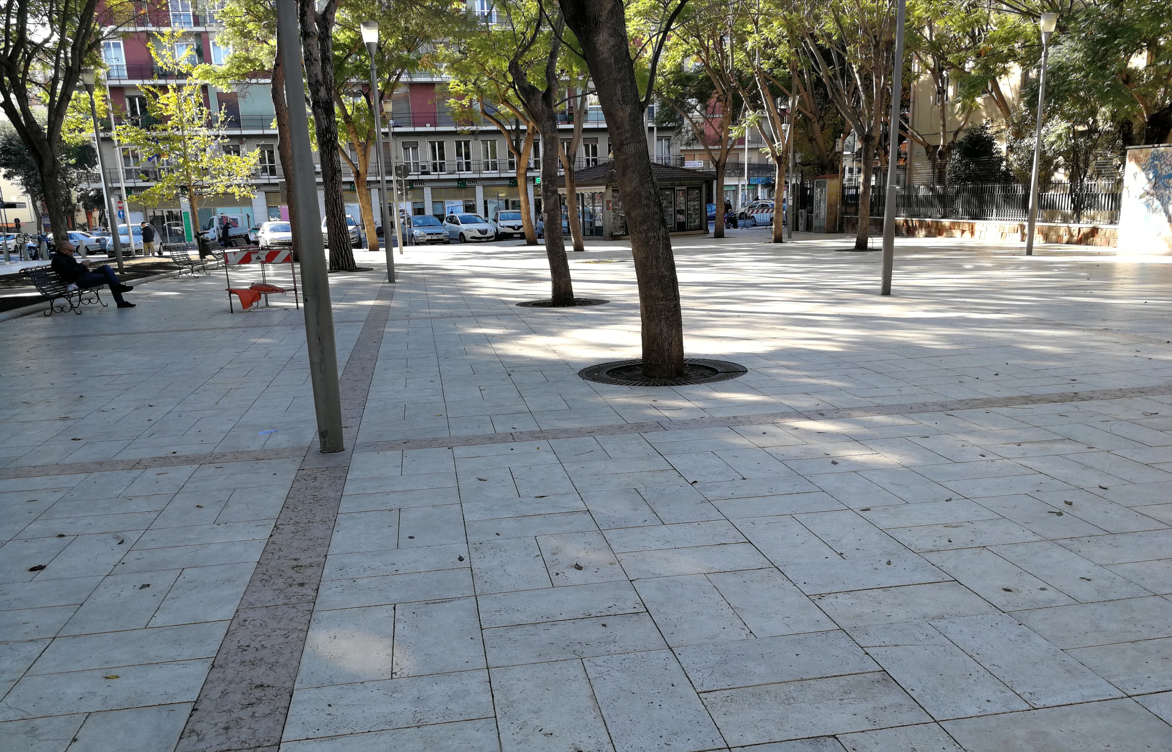 Piazza Giovanni al buio, transennata e senza controlli: è polemica
