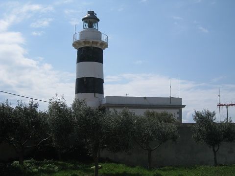 Palpeggia un 19enne che fa jogging al faro di Calamosca. Cagliari, 50enne in manette